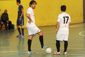 Estefan Lanchón y Pedro Salas sacan de centro durante el partido ante el Montcada.