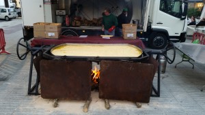 La tortilla gigante que se está preparando en Vara de Rey. 