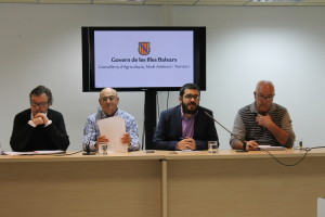 El secretario de la Federación balear de Cofradías, Antoni Garau; el presidente, Joan Cànaves; el conseller Vicenç Vidal y el director general de Pesca, Joan Mercant. 