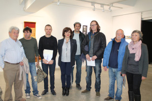 Els artistes que participen en l'exposició i els representants del Consell i Sa Nostra Sala