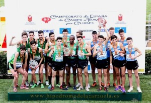 Óscar Santos logró la medalla de oro con el equipo júnior masculino del Playas de Castellón. Fotos: RFEA