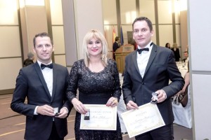 Marta Díaz, Alberto Serra y José Antonio Marí, durante la ceremonia.