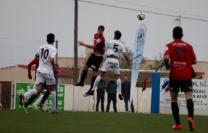 Górriz se eleva por encima de un rival. Foto: Kevin Cabezuelo