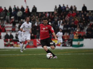 Bernal se dispone a centrar el balón en un lance del encuentro. Foto: Kevin Cabezuelo