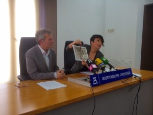 Joan Boned y Elena López en rueda de prensa. 