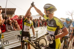 El checo Hynek y el austríaco Lakata son los líderes tras la primera etapa. Foto: Andalucía Bike Race