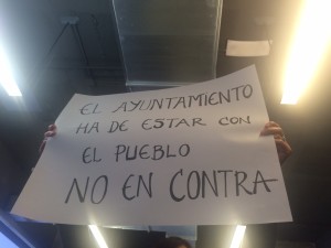 Una cartel con críticas al Consistorio. 