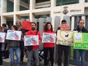 Manifestación por las cabras de es Vedrà frente al Consell.