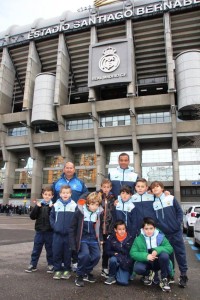 El prebenjamín A de la Peña Deportiva posa frente al Santiago Bernabéu.