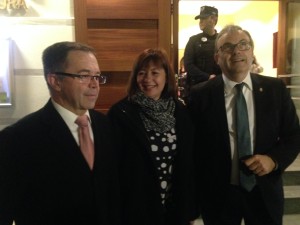 La presidenta Armengol con el alcalde de Sant Josep y el presidente del Consell a las puertas del centro cultural Can Jeroni.