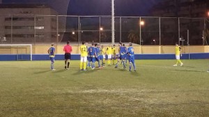 Jugadores de ambos equipos en un momento tenso del partido