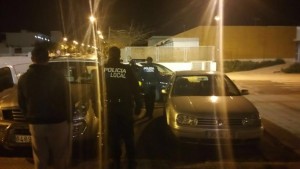 Coches y agentes de la Policía Nacional y Local en el estadio de Can Cantó