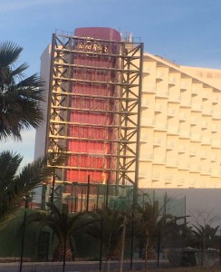 La instalación de la pantalla gigante en el Hard Rock Hotel. 