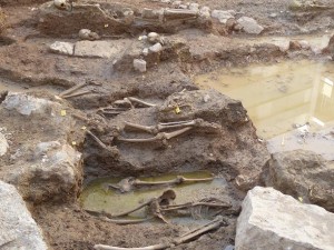 Los esqueletos hallados en la excavación están orientados hacia el sur y hacia el este. 