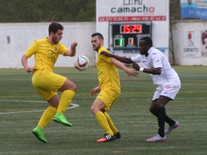 Winde lucha por el balón durante el partido frente al Ferriolense.