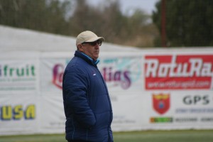 Luis Vidal observa el encuentro desde la banda del municipal de Santa Eulària