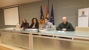 Catalina Cladera y Iago Neguerela (centro) junto a los representantes sindicales, hoy en rueda de prensa. 