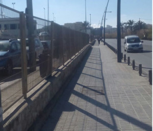 La valla que transcurre paralela a la avenida de Santa Eulària. 