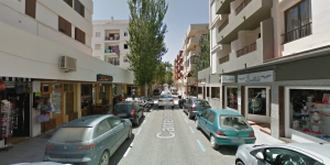 Una imagen de Google Street de la calle Carles III, donde a la derecha aparece la tienda de niños y a la izquierda el bar. Ambos comercios han sufrido robos en los últimos días.