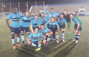 Los futbolistas del Ciudad de Ibiza celebran la consecución del primer título de la temporada