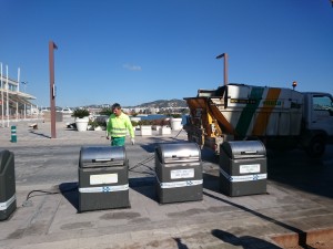 Operarios de Cespa ultiman los preparativos para la puesta en funcionamiento de los nuevos contenedores soterrados