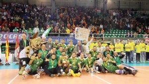 Los jugadores del Unicaja Almería celebran su éxito en la Copa del Rey de Cáceres. Foto: RFEVB