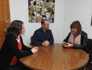 El president del Consell de Formentera, Jaume Ferrer, i la consellera de Benestar Social, Vanessa Parellada, s'han reunit avui amb la nova cònsol del Marroc a les Balears, Hanane Saadi,