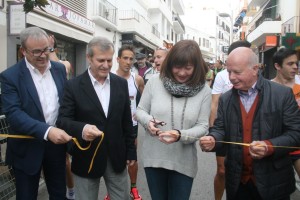 Francina Armengol, presidenta del Govern balear, corta la cinta de salida de la prueba.