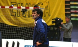 Toni Gino Corona, entrenador del Ushuaïa Ibiza Voley, durante el partido.