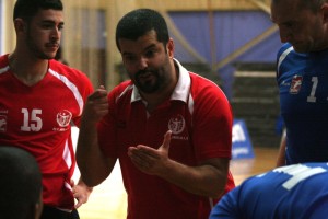 Salim Abdelkader, técnico del CV Melilla, da instrucciones a sus jugadores.