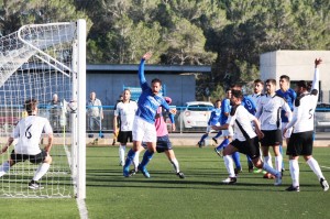 Enric Tarrés reclama el tanto en el gol fantasma del minuto 10. Fotos: C. V.