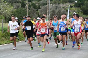 Un momento de la salida de la carrera de 7,5 kilómetros de Santa Agnès de Corona.