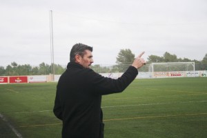 Vicente Román da instrucciones a sus jugadores desde la banda.