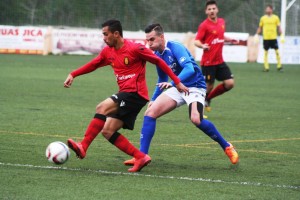 David Yeste, defensa del San Rafael,  presiona al jugador visitante Lima. Fotos: C. V. 