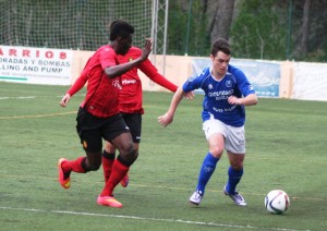 Cristian Cruz intenta llevarse el balón ante la presencia de dos jugadores del Mallorca B.