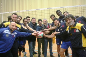 Vicent Torres y Agustín Perea, junto a la plantilla del Ushuaïa Ibiza Voley. Fotos: C. V.