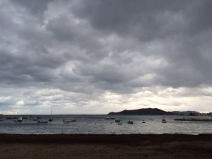 Cielo totalmente nublado en una imagen tomada esta tarde en Platja d'en Bossa.