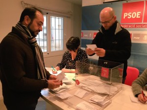 Un momento del recuento de la jornada de consulta del PSOE.