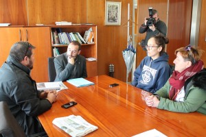 El conseller Miquel Vericad durante la reunión con los animalistas.