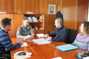 El conseller Miquel Vericad junto a los representantes de la Asociación de Vecinos de Es Fornàs.