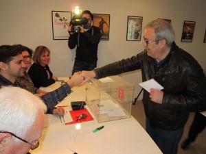 Vicent Torres depositando su voto esta mañana.