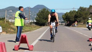 Josep Torres (Ibiza Half Triatlón), durante el parcial de bicicleta. Fotos: Elitechip