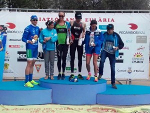 Los podios del Duatló de Santa Eulària en categoría masculina y femenina.