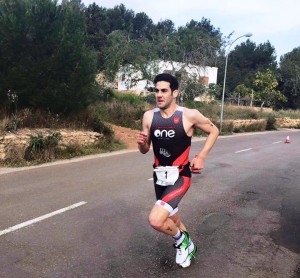 Josep Torres corre en solitario durante el Duatló Olimpic de Santa Eulària. Fotos: AD Ibiza Half Triatlón