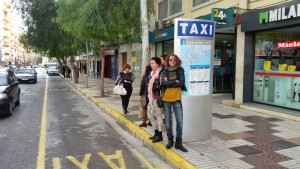 Pasajeros esperando en la parada de la avenida Isidor Mcabich. Foto: V.R.