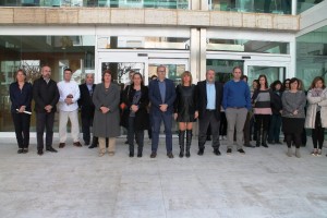 Vicent Torres, junto a políticos y trabajadores del  Consell d'Eivissa, guardaron un minuto de silencio.