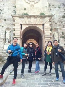 El grupo de periodistas chinos durante su visita a Dalt Vila.