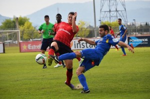 Pepe Bernal lucha por el balón en el partido de la primera vuelta ante el Mallorca B. Foto: Fútbol Balear