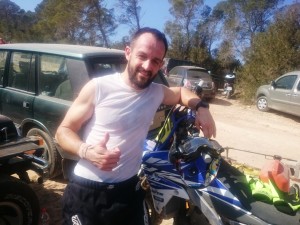 El piloto del Motoclub de Formentera i Eivissa celebra su triunfo en la primera manga.