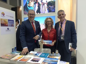 Helena Benlloch, en el centro, junto a Vicent Torres y Vicent 'Benet', en el estand de Ibiza.